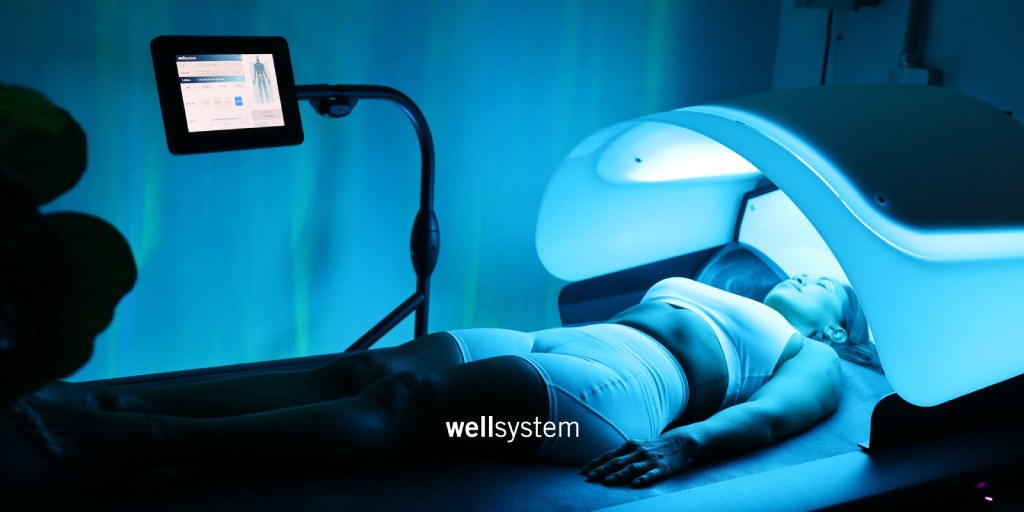client relaxing on Wellsystem hydro massage bed in wellness spa treatment